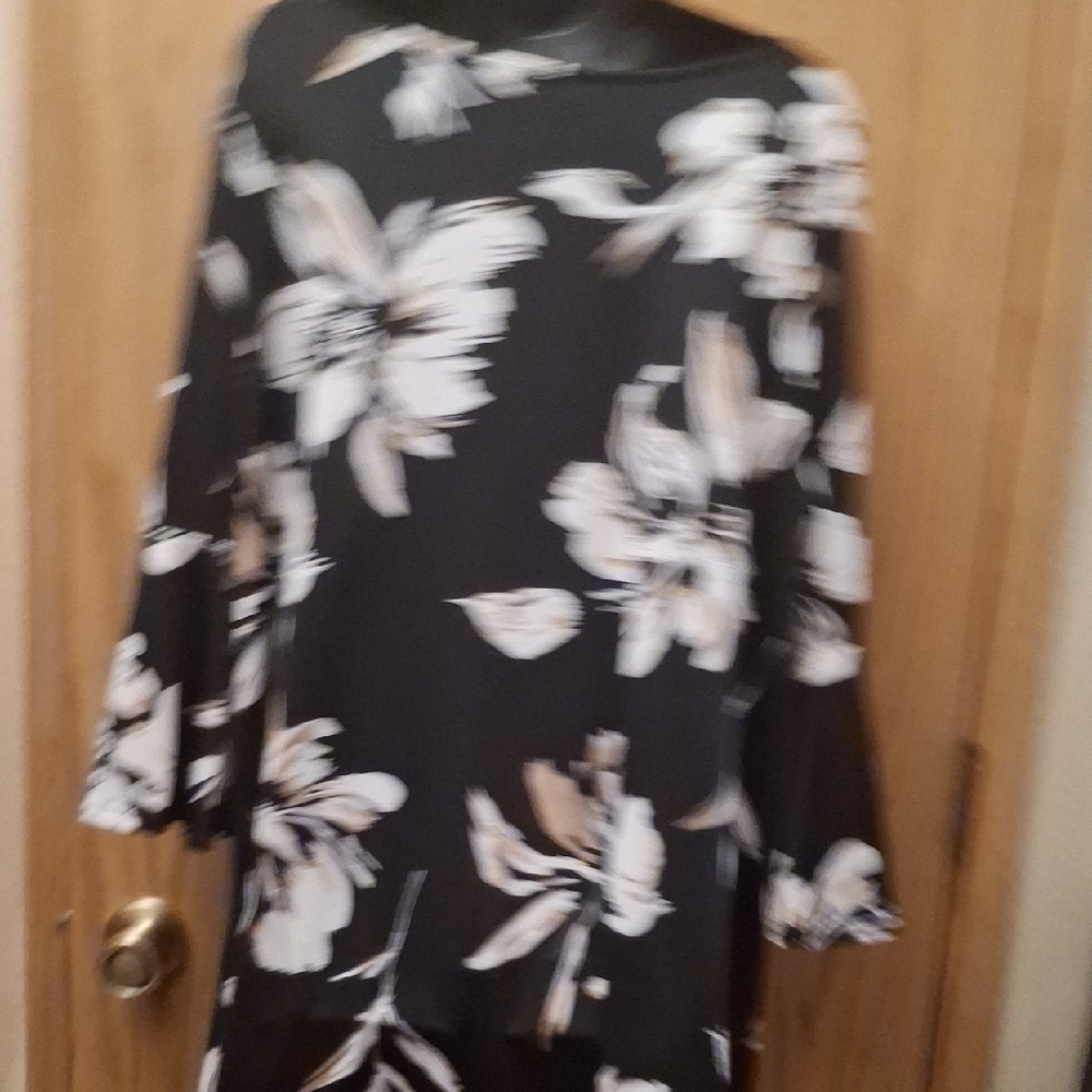 White Mark Chic Black and White Floral Women's Tunic - Picture 5 of 6